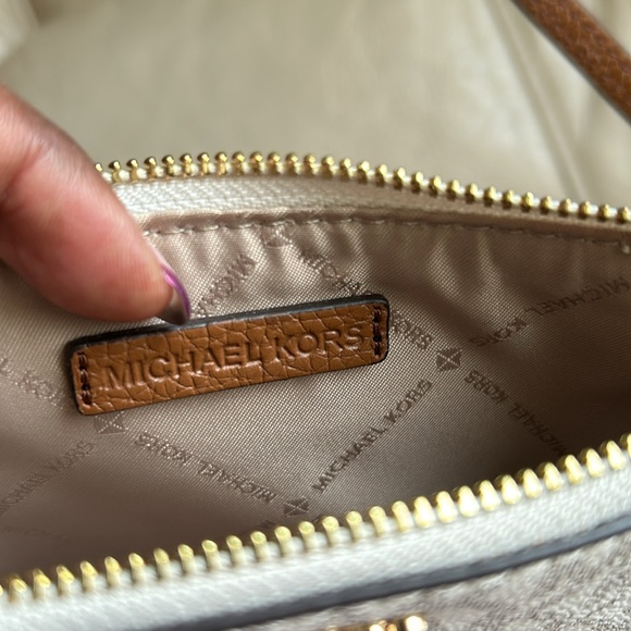 MICHAEL KORS wristlet or clutch - Picture 10 of 14